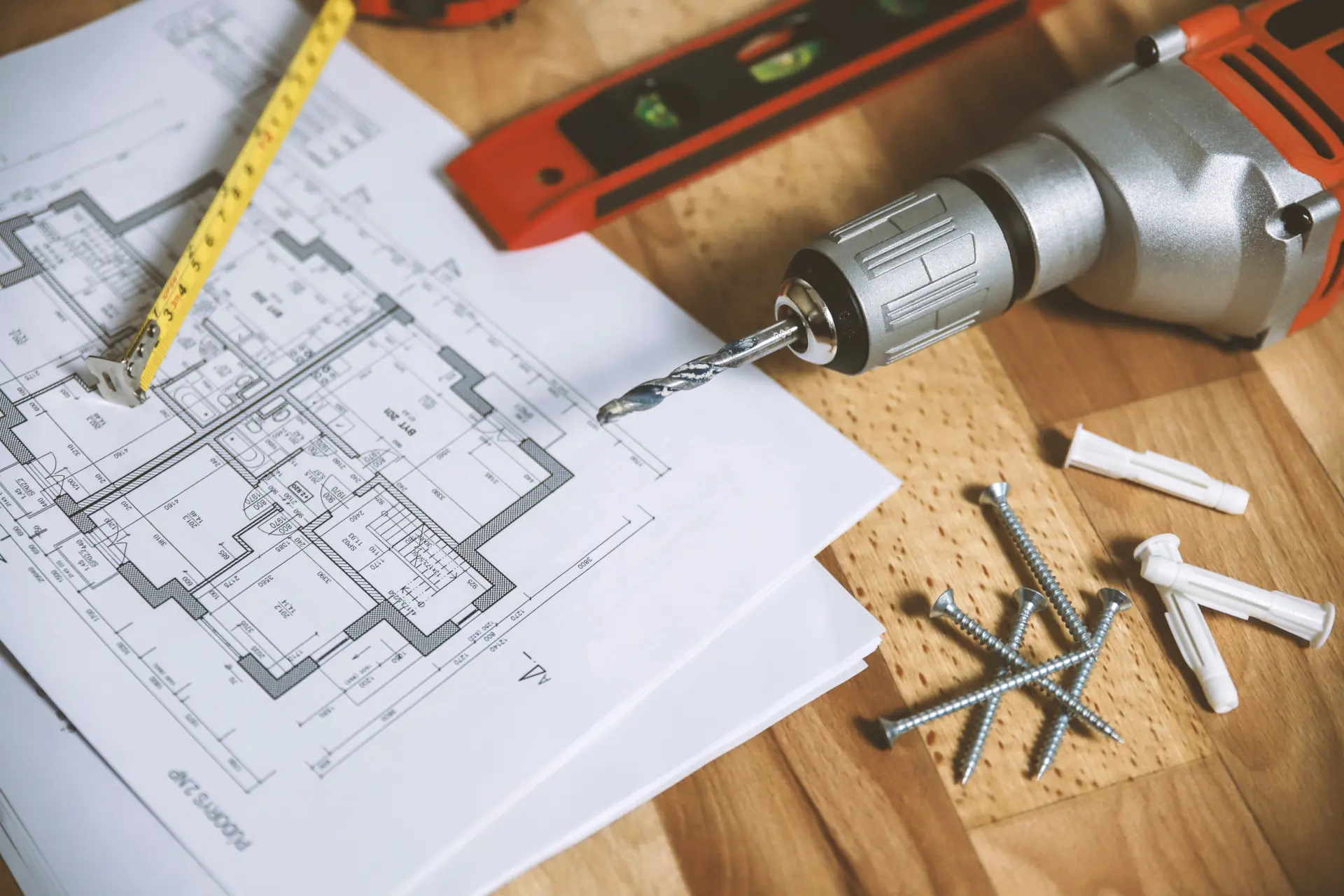 Arbeitsschreibtisch mit Gebäudeplan